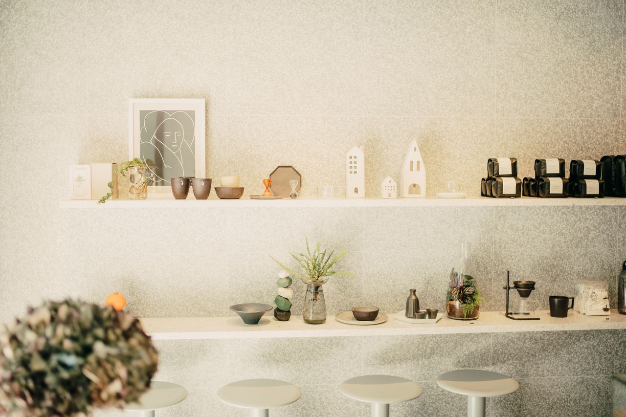 Intérieur d’une boutique au présentoir épuré et à l’éclairage doux.