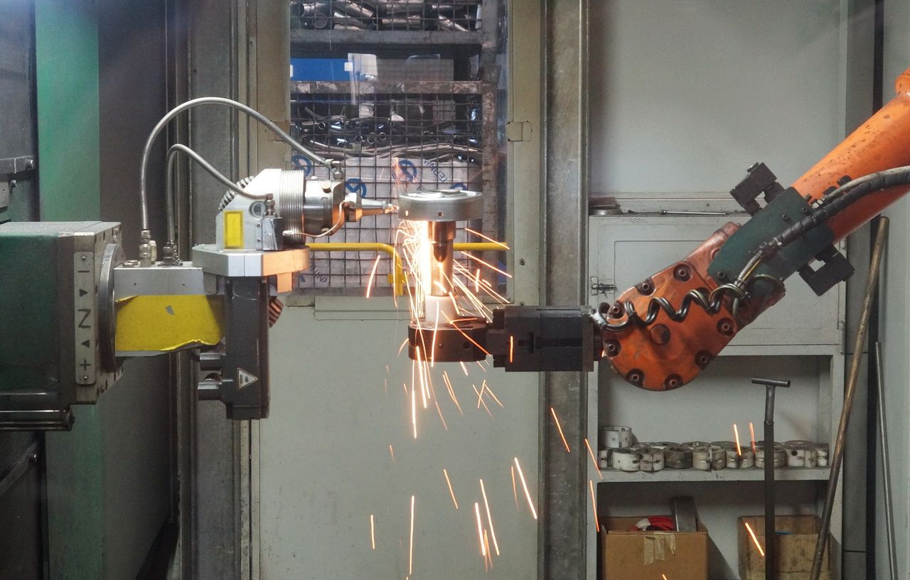 Bras robotisé en opération sur une ligne de production industrielle.