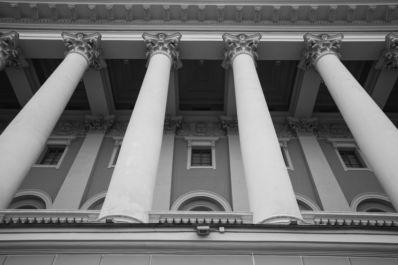 Colonnes classiques de la façade d’un édifice institutionnel.
