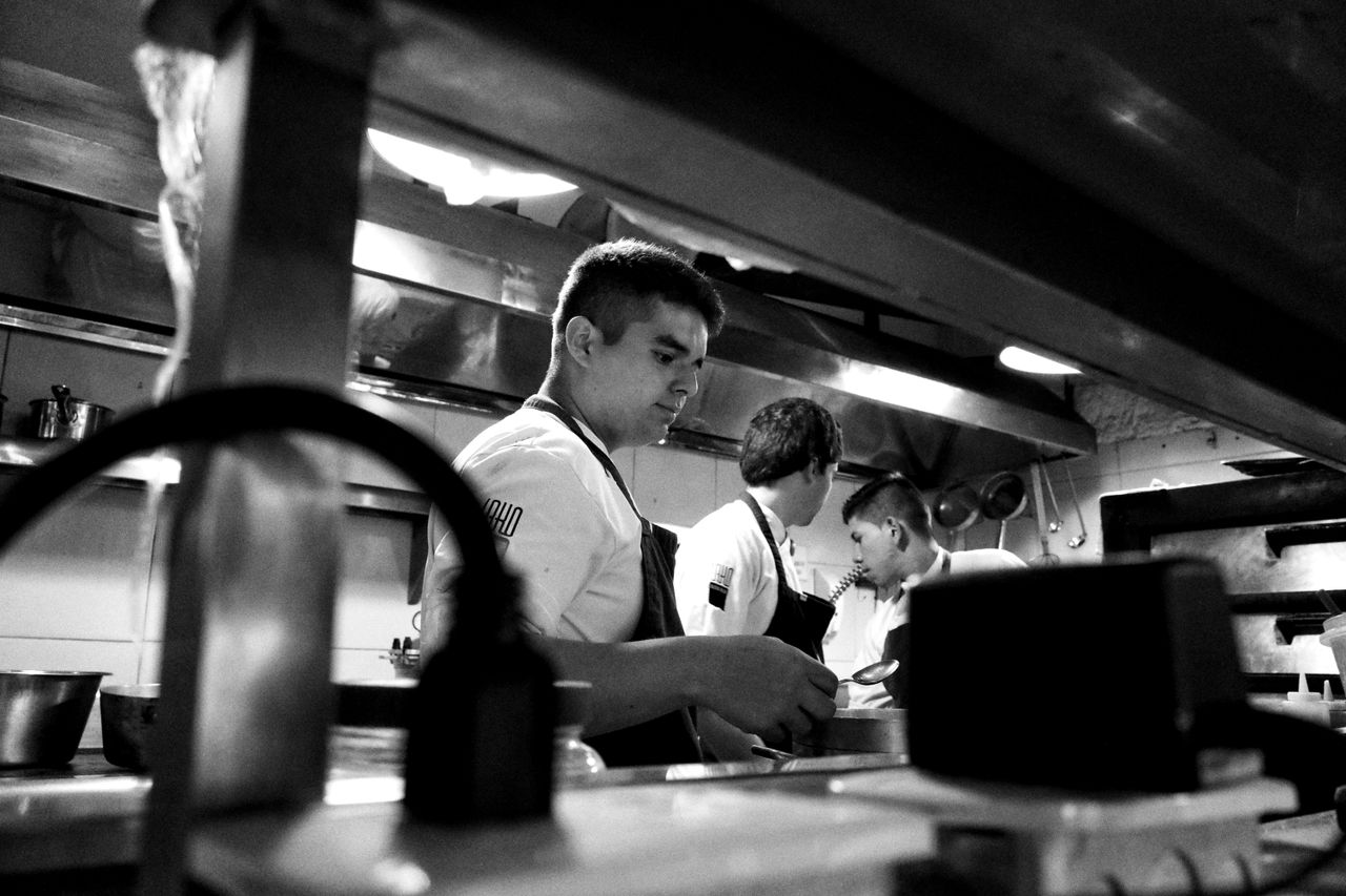 Cuisiniers travaillant ensemble dans une cuisine professionnelle.