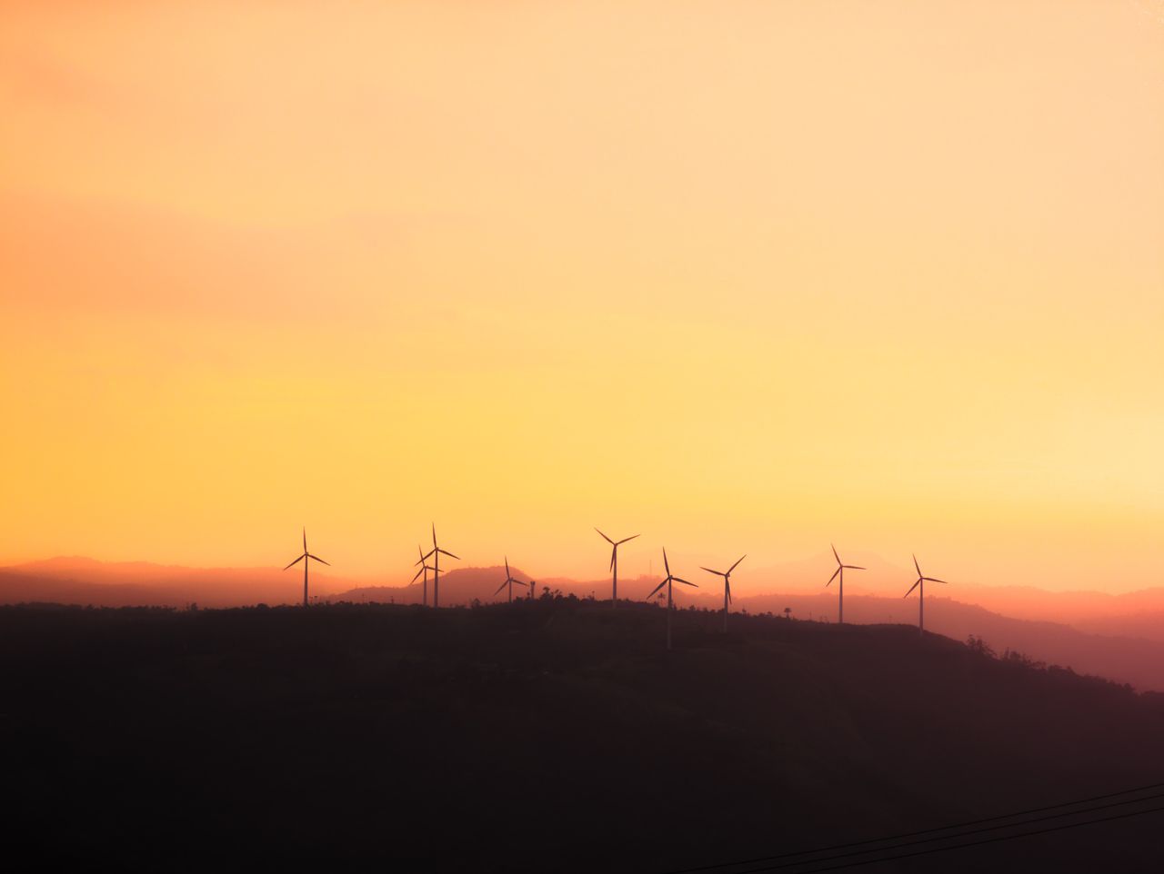 Éoliennes se découpant sur un ciel de fin de journée.