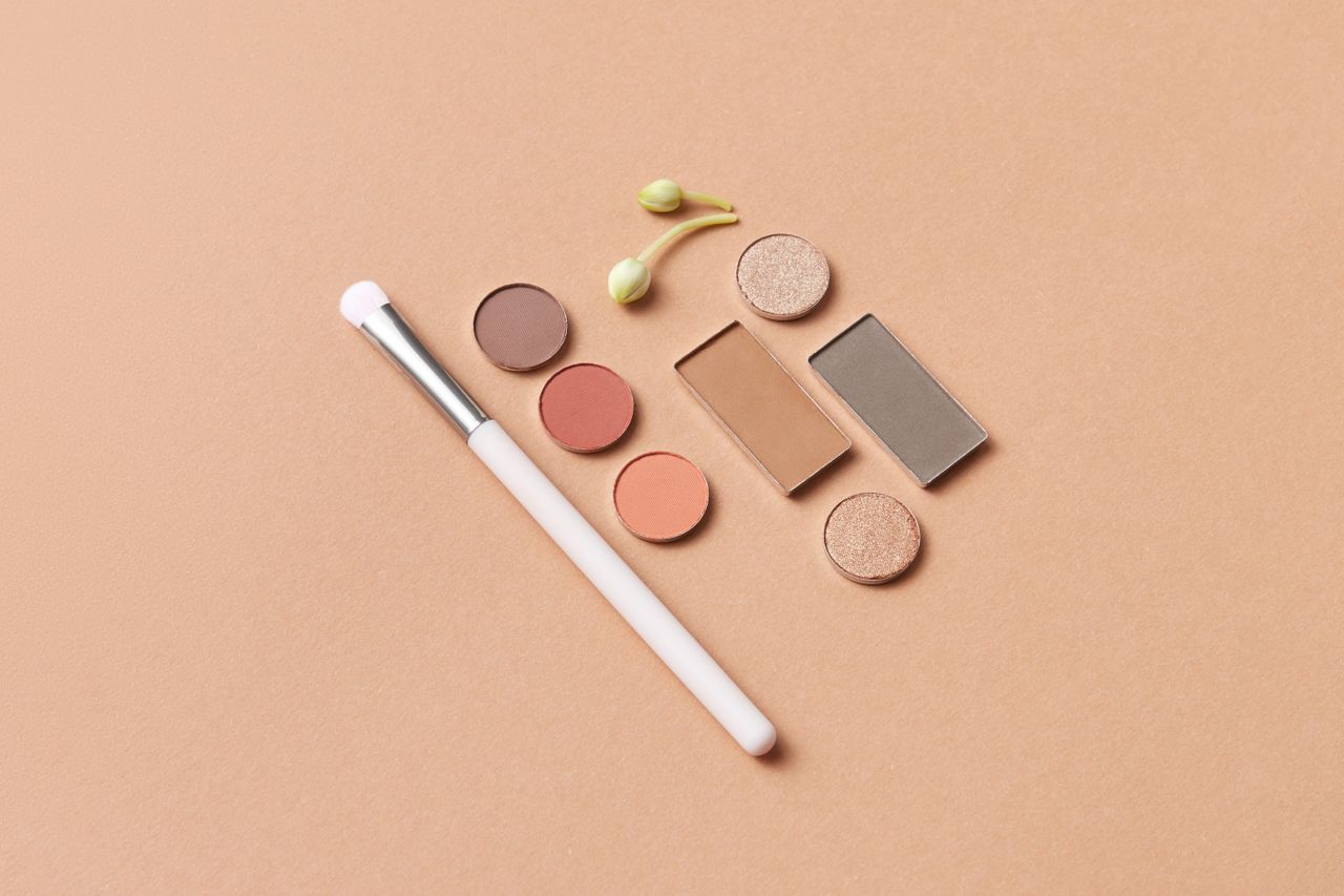 Composition de produits cosmétiques sur fond neutre.