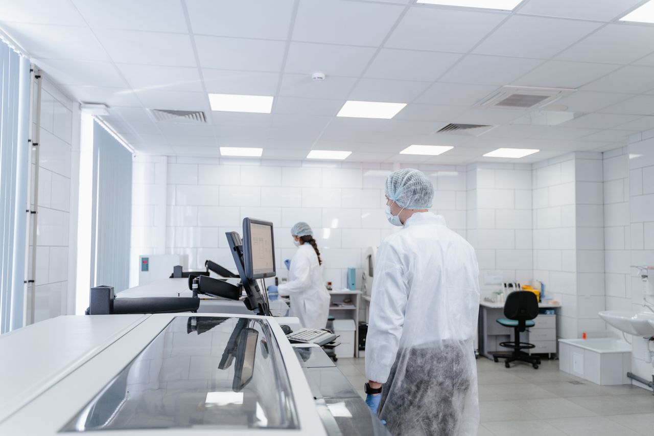 Équipe scientifique au travail dans un laboratoire de recherche moderne.
