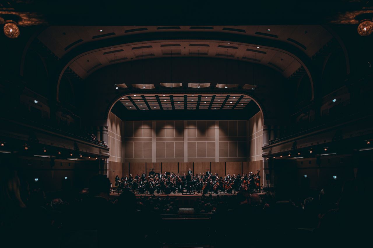 Orchestre en représentation dans une grande salle de spectacle.