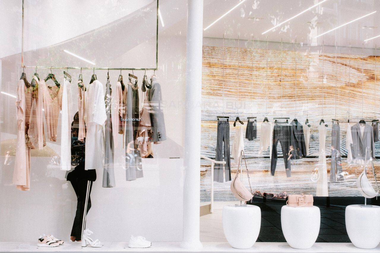 Vitrine d’une boutique de mode aux reflets soignés.