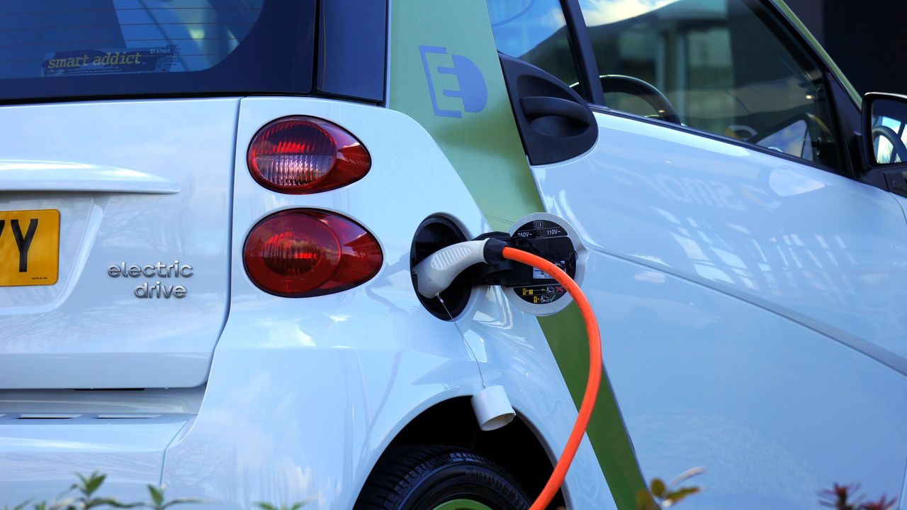 Véhicule électrique branché à une borne de recharge.